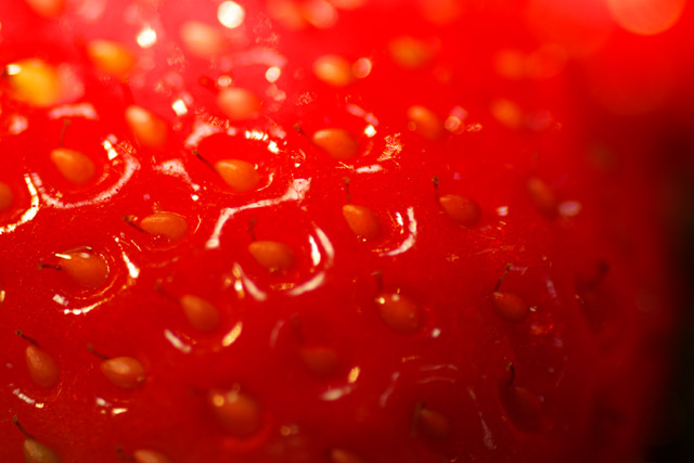 写真：とろけるような赤い苺の肌