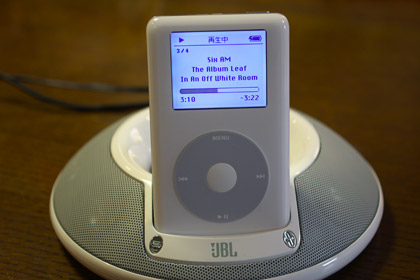 写真：iPodをドックしたJBL On Stage