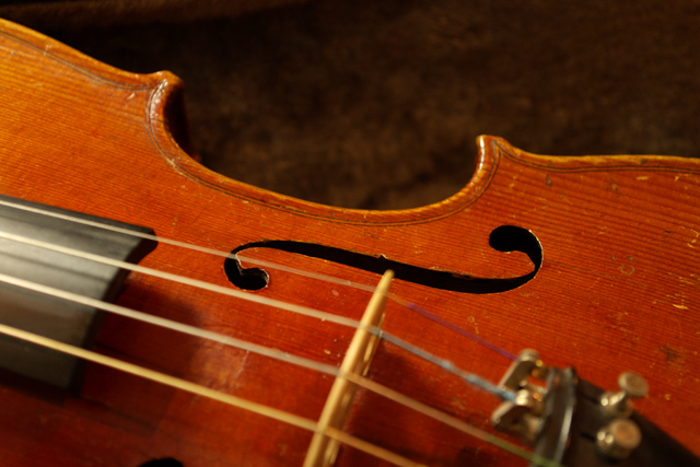 写真：ヴァイオリン f字孔