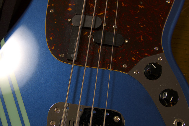 【写真：Fender Japan MB98-75SD CO/OLBのウエスト周り】