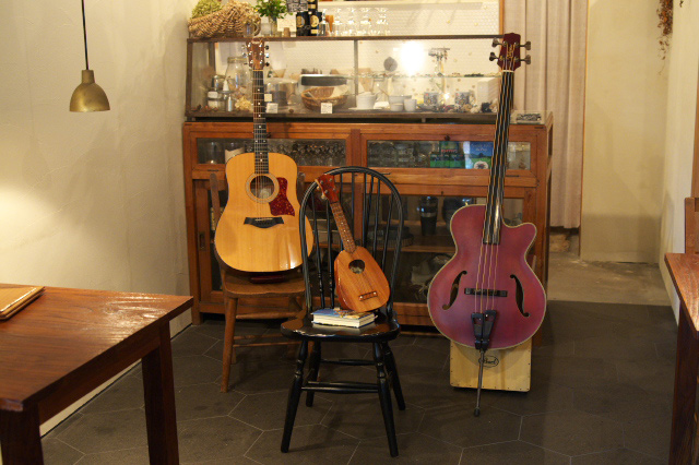 【写真：室内のギター、ウクレレ、アコースティックベース】